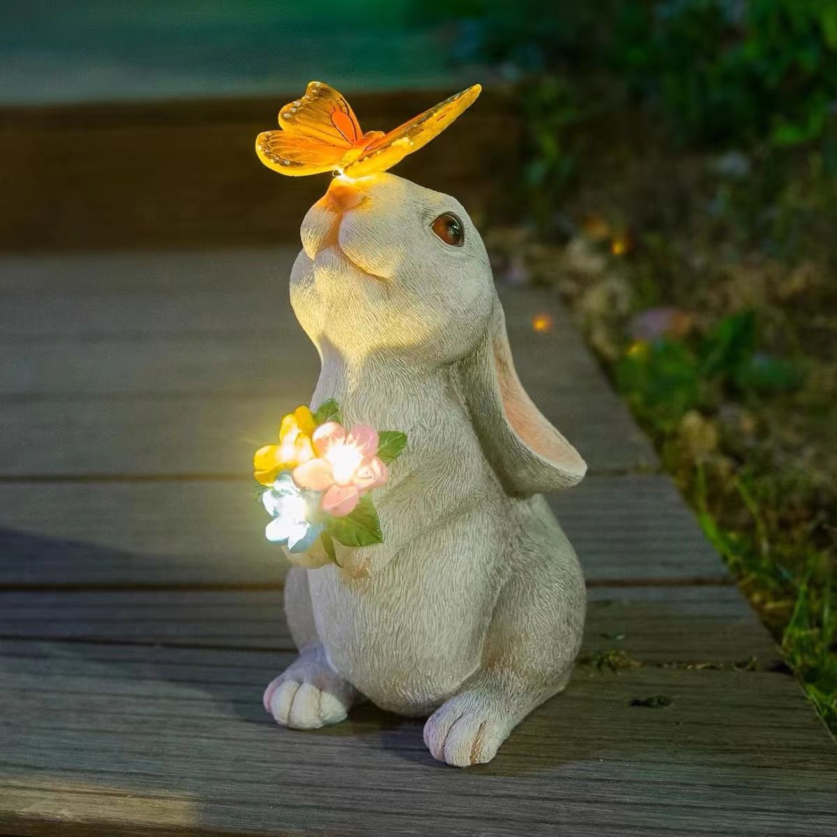 Thỏ ôm hoa bướm trang trí nhà cỏ ngoài trời tượng sân hiên trang trí đèn khí quyển năng lượng mặt tr